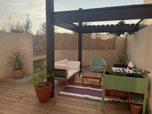 Appartements House with terrace 10 minutes from the beach : photos des chambres