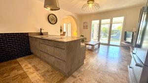 Villa pour 6 voyageurs, piscine, jardin, terrain de boule et parking privé