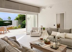 Villa con piscina delante del mar