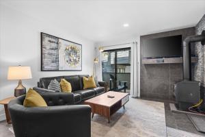 Relaxed 1BR Mountain Escape w Fireplace & Parking