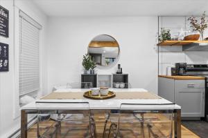 Relaxed 1BR Mountain Escape w Fireplace & Parking