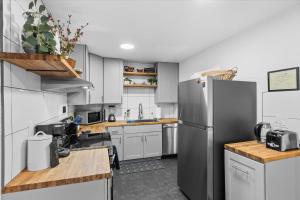 Relaxed 1BR Mountain Escape w Fireplace & Parking