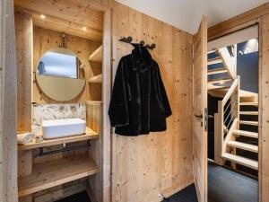 Maison Rénovée pour 6 Pers. à 2 km des Pistes avec Balcon et Skiroom - FR-1-570-59