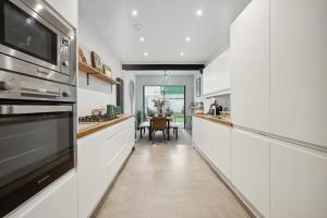 4 Bed Stunning Chic Open Plan Southsea Townhouse, Free On-Street Parking, with XBox and BBQ, Perfect for Groups! LONG TERM STAY WINTER SPECIAL OFFER - by Blue Puffin Stays