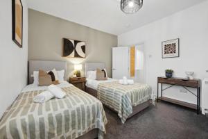 4 Bed Stunning Chic Open Plan Southsea Townhouse, Free On-Street Parking, with XBox and BBQ, Perfect for Groups! - by Blue Puffin Stays