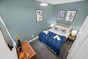 4 Bed Stunning Chic Open Plan Southsea Townhouse, Free On-Street Parking, with XBox and BBQ, Perfect for Groups! - by Blue Puffin Stays