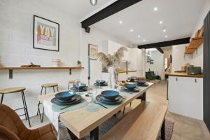 4 Bed Stunning Chic Open Plan Southsea Townhouse, Free On-Street Parking, with XBox and BBQ, Perfect for Groups! LONG TERM STAY WINTER SPECIAL OFFER - by Blue Puffin Stays