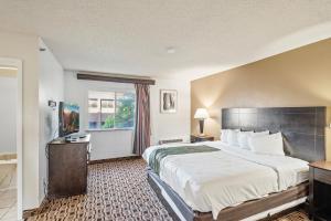 King Suite room in Quality Suites Airport Wichita