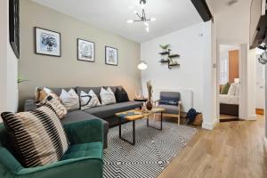 4 Bed Stunning Chic Open Plan Southsea Townhouse, Free On-Street Parking, with XBox and BBQ, Perfect for Groups! - by Blue Puffin Stays