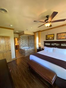 2 king suites at Westgate resorts, Gatlinburg, sleeps 8 people with waterpark, minigolf, zipline,