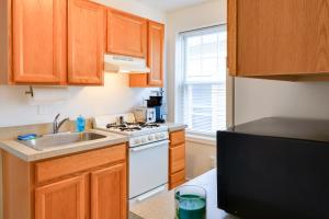 Walk to Downtown and Beach Ocean Grove Apartment!