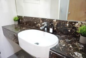 Central next to Shopping 1 Bedroom Condo - 2 Min to BTS Asok and Terminal 21