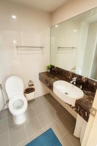 Central next to Shopping 1 Bedroom Condo - 2 Min to BTS Asok and Terminal 21