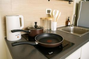 Central next to Shopping 1 Bedroom Condo - 2 Min to BTS Asok and Terminal 21