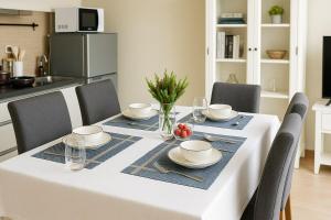 Central next to Shopping 1 Bedroom Condo - 2 Min to BTS Asok and Terminal 21