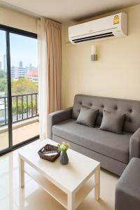 Central next to Shopping 1 Bedroom Condo - 2 Min to BTS Asok and Terminal 21