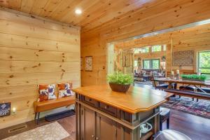 Lakefront Cabin in Elk Park with Hot Tub and Mtn Views