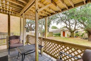 Stroll to Shore Quaint Condo with Deck in Norfolk