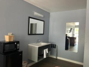Double Room room in Oasis Inn and Suites
