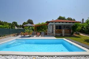 Holiday Home Eta With Pool