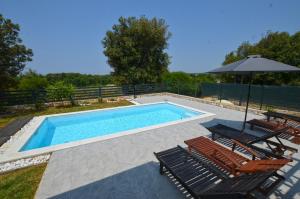 Holiday Home Eta With Pool