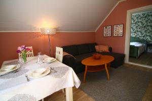 Keltaisen Kartanon Roosa