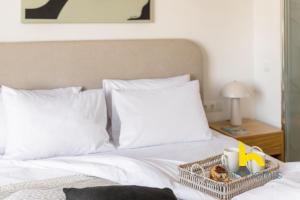 Modern Athens Stay - 2BR with Balcony, Steps to Metro