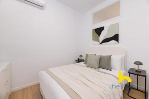 Modern Athens Stay - 2BR with Balcony, Steps to Metro