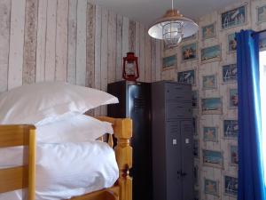 4 Cromwell Terrace - 2 bed top floor apartment with views across town to the sea