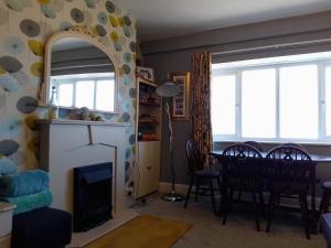 4 Cromwell Terrace - 2 bed top floor apartment with views across town to the sea