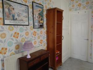 4 Cromwell Terrace - 2 bed top floor apartment with views across town to the sea