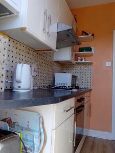 4 Cromwell Terrace - 2 bed top floor apartment with views across town to the sea