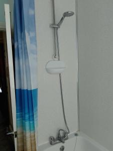 4 Cromwell Terrace - 2 bed top floor apartment with views across town to the sea