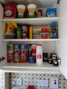 4 Cromwell Terrace - 2 bed top floor apartment with views across town to the sea