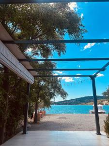 Toma - house by the sea