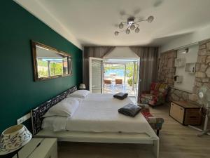 Toma - house by the sea