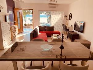 Toma - house by the sea