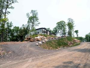 Modern Muskoka Cottage with Lake Views
