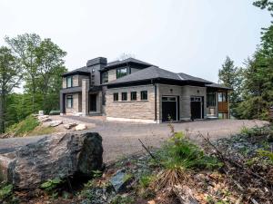 Modern Muskoka Cottage with Lake Views