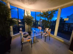 Panoramic Pondview Penthouse