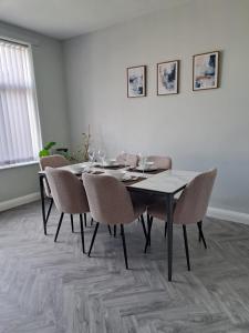 Your Relaxing 2-Bed Getaway with Parking