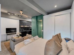 City Hub- CTICC, patio, rooftop pool!