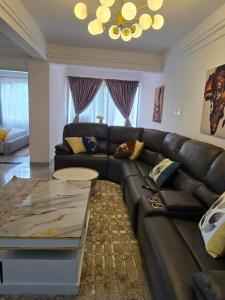 2 Bedroom Luxury Lush Living with city view, fully furnished with cozy sits, WiFi, swimming pool and gym - ゲストハウス, ナイロビ