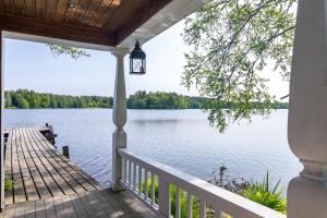 50s Charm by the Lake with Sauna, Free Parking, 5 Bedrooms