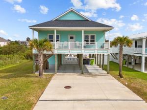 Beachside Charm Pool Spa & 3-Min Walk to Shore