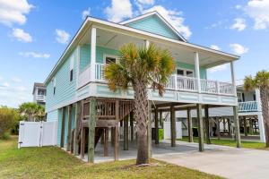 Beachside Charm Pool Spa & 3-Min Walk to Shore