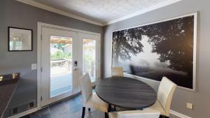 Cabin Style Stay With Hot Tub, Grill & Porch Swing