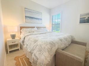 Windsor Lodge Unit 20, studio, 1BR 1BA close to the beaches, pool access