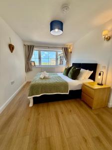 Four Counties Cottage in Collyweston by Amber Stays, Perfect for Getaways with Free Parking