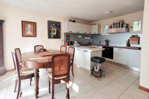 House with AC swimming pool Garden and Carpark- BENAKEY